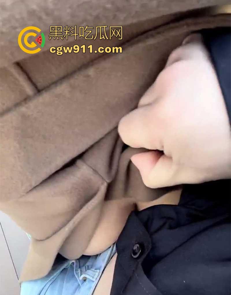 广东茂名医院护士【张筱培】约炮成瘾下班后疯狂做爱户外野战,穿着风衣遮挡被后入爆操,刺激得不行!-4