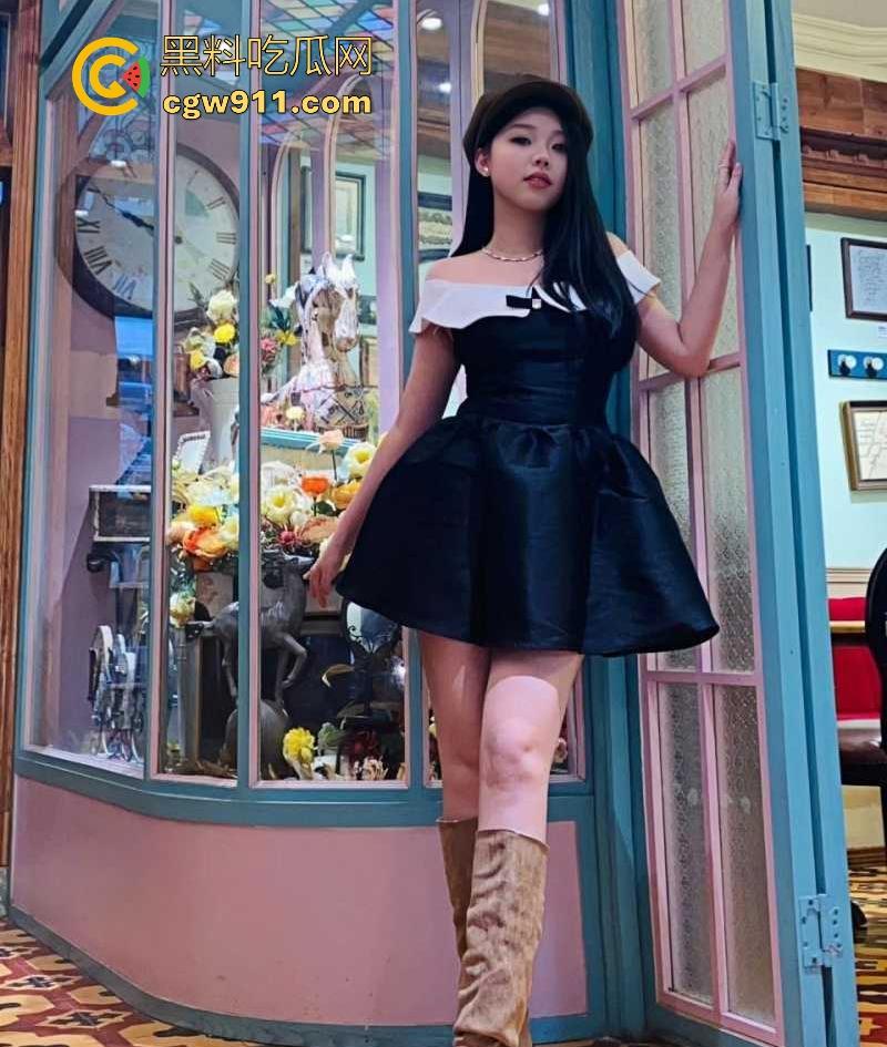 上海大学大二巨乳师妹【刘思思】邻家小仙女无套狂插,晃荡湿漉漉的骚逼迎接粗大肉棒的猛烈抽插!-2