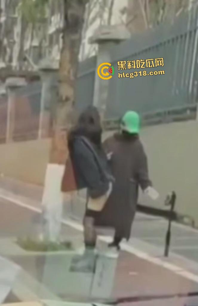 丰满大学生户外直播大衣里面全裸只穿黑丝,翘臀对镜头抠逼自慰,谁知被车上大哥偷拍正着!-7