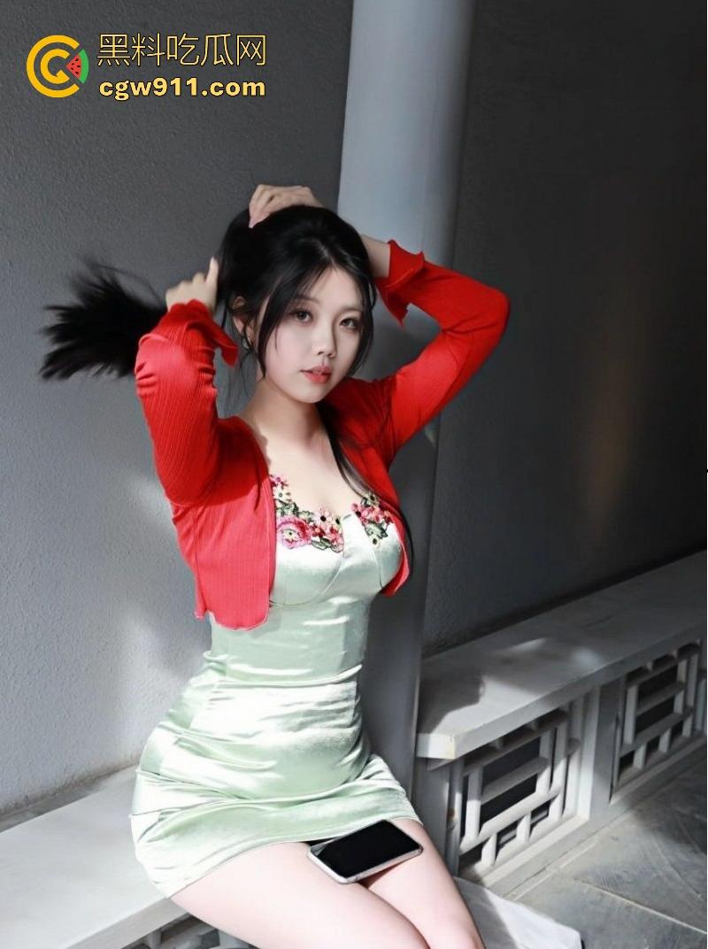 上海大学大二巨乳师妹【刘思思】邻家小仙女无套狂插,晃荡湿漉漉的骚逼迎接粗大肉棒的猛烈抽插!-4