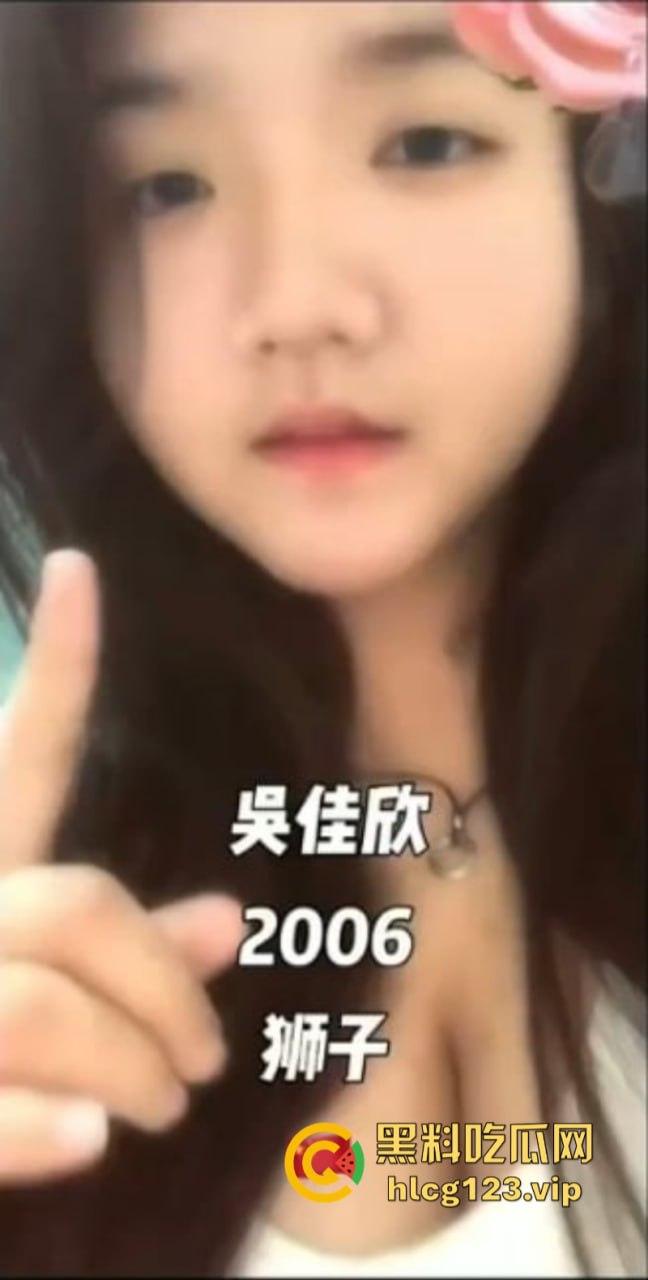 云南普洱学院【吴佳欣】06年大一巨乳新生 被全班男生追 最后被混混拿下一血-9