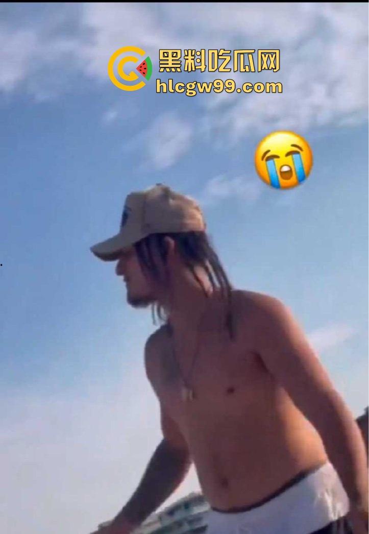 公共沙滩变成人体交配现场,老外光天化日下当着孩子面直接操逼,老黑直接上去用水泼降温警告!-6