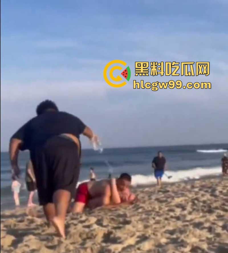 公共沙滩变成人体交配现场,老外光天化日下当着孩子面直接操逼,老黑直接上去用水泼降温警告!-9