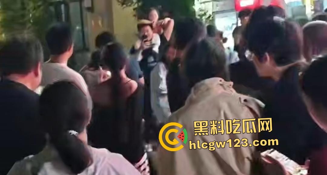 35岁渣男吃货店被A8富婆老婆抓奸!白裙怒撕灰裙小三,小伙子给你机会不中用呀!-5