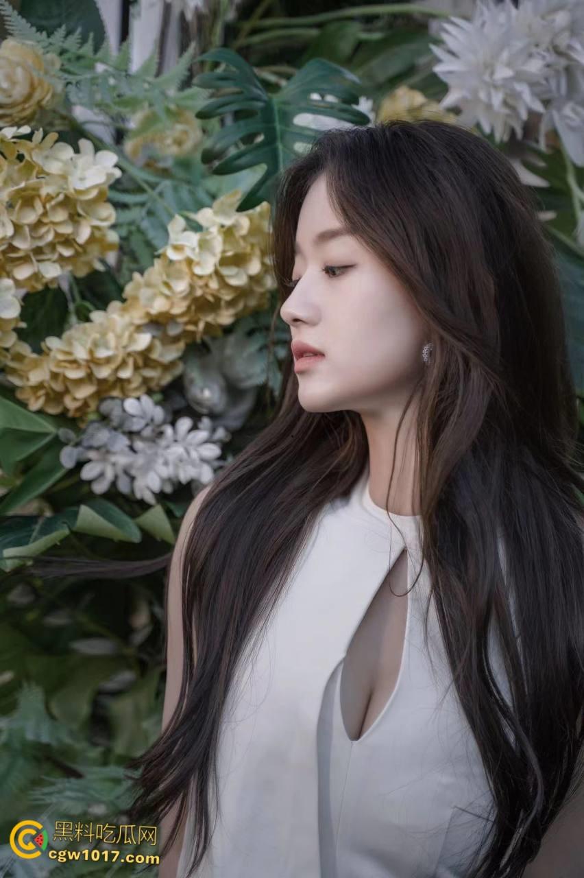 清纯学生妹【李紫涵】,被男友调教自拍泄露,被狗链绑住滴蜡调教,跪在地上口爆榨精,可甜可骚真乃极品!-2