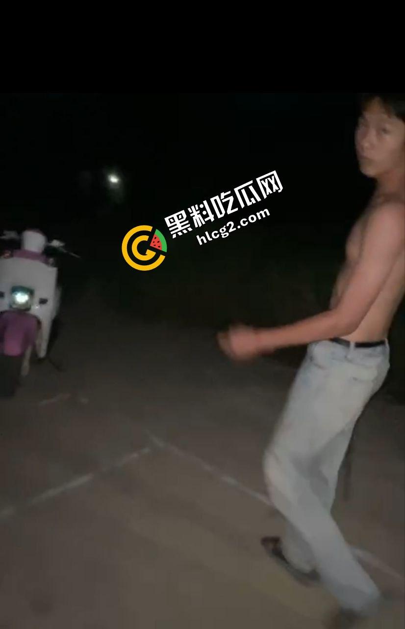 广西南宁精神小伙打架斗殴 铁棍抽打黄毛头 狂砸小毛驴 头破血流后仓皇逃走-4