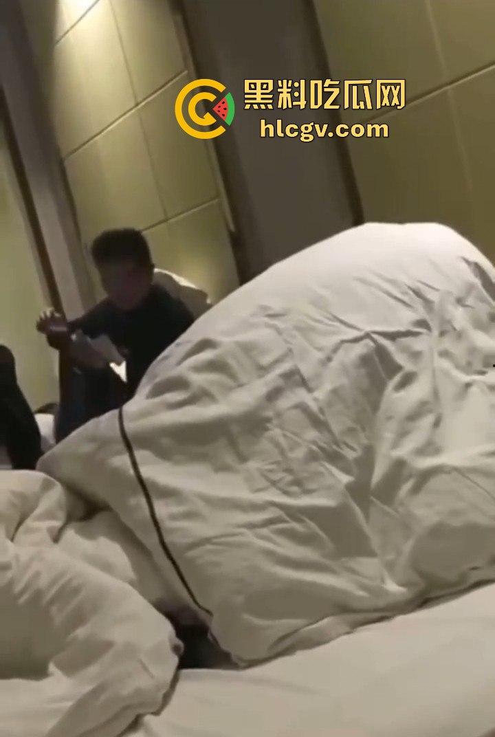 拼多多众筹给兄弟叫鸡,标间5人围观!鸡被搞得尴尬盖被子,兄弟们打牌听歌完全不尊重现场版AV!-5