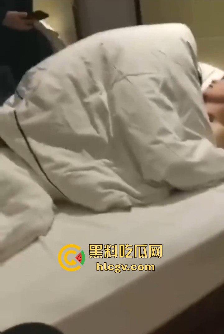 拼多多众筹给兄弟叫鸡,标间5人围观!鸡被搞得尴尬盖被子,兄弟们打牌听歌完全不尊重现场版AV!-8