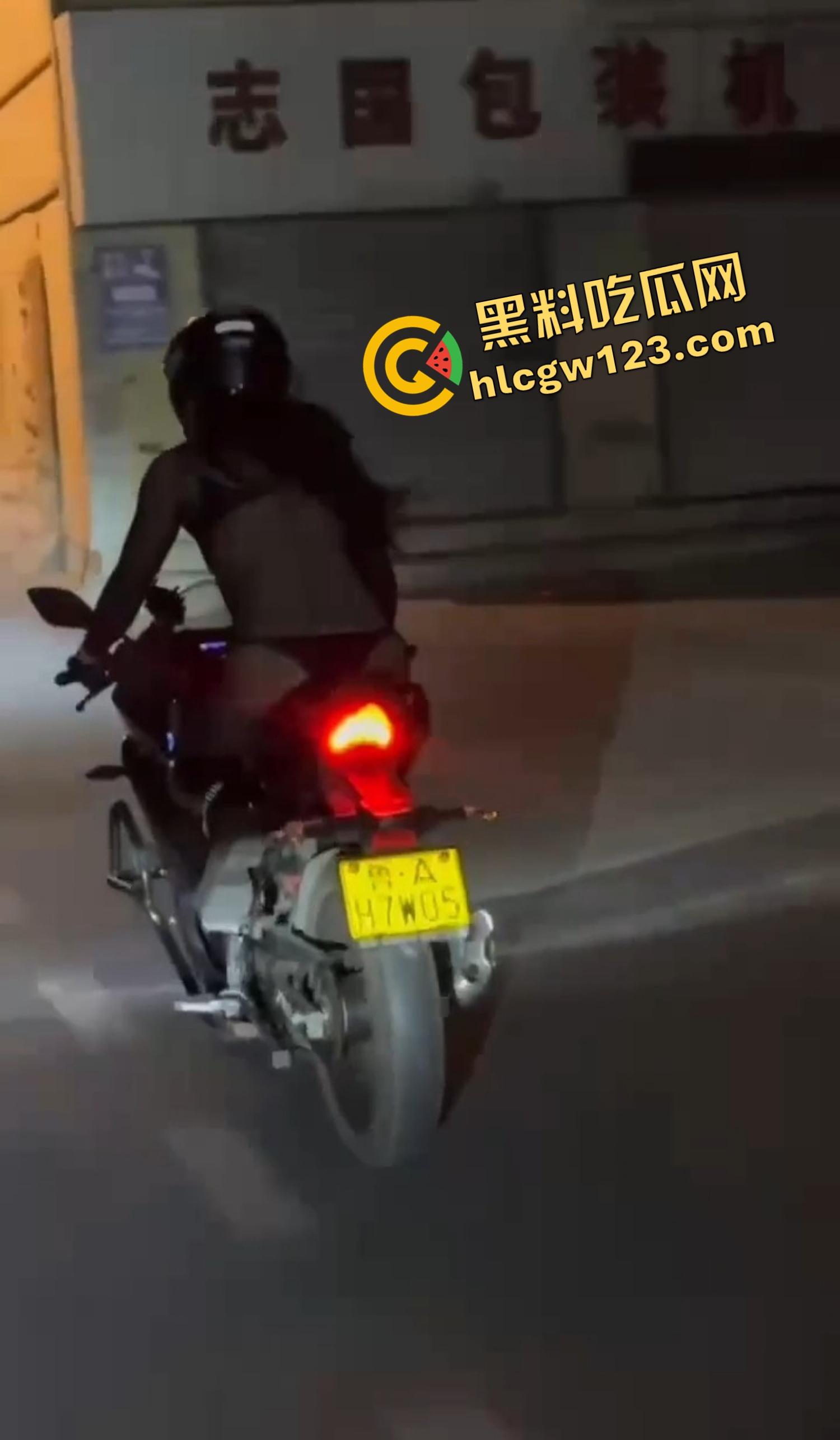 午夜飙车逼味四溢！山东黑丝女骑丁字裤上阵，翘臀弹震惊路人，骑友含泪冲刺鸡巴立正尾随！-10