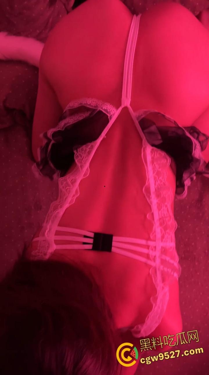 重庆美术学院【江晓晓】,直播被金主线下邀约,多种情趣内衣大秀诱人胴体,高超口技榨取金主精华 !-8