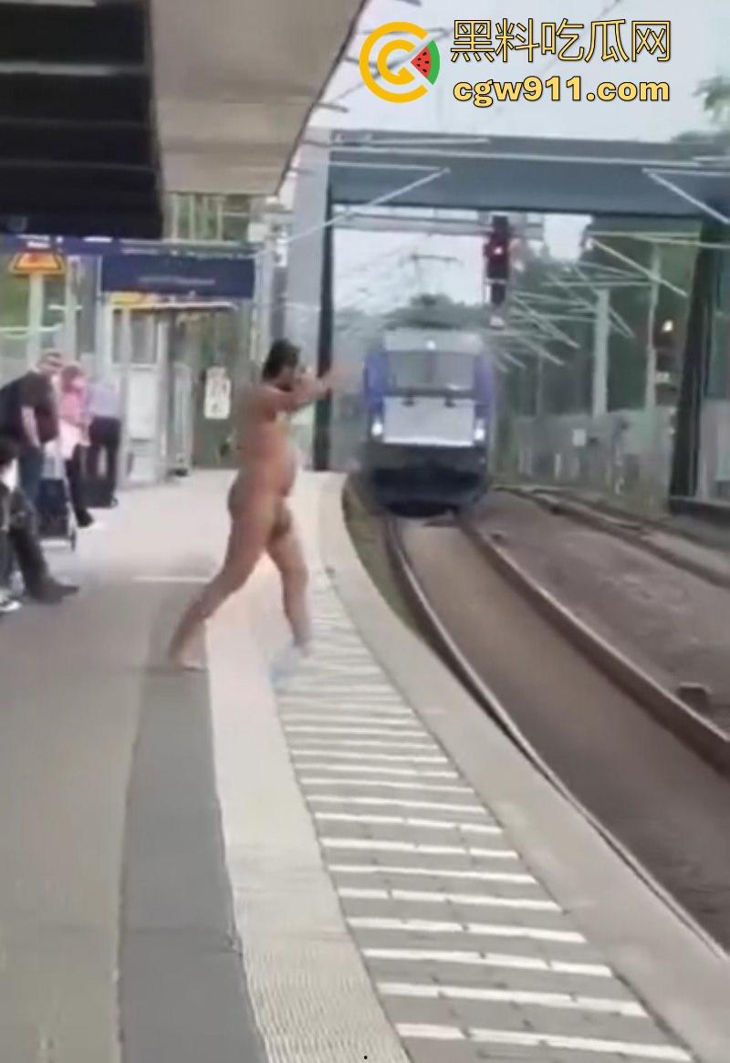 海外男子站台裸奔自杀，下定决心跳轨被火车碾压，身体碎片散落满地，画面血腥胆小勿入！-1