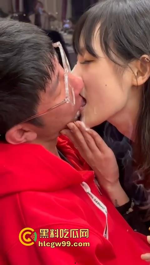 小编推荐!特斯拉车友会变淫趴,女车友们千里送逼,饭桌上就已耐不住主动互舔,海量不雅私拍流出,很有看点。-3