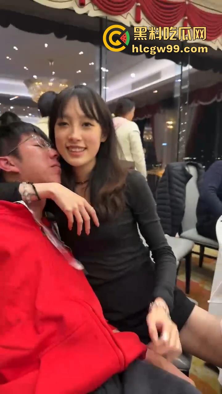 小编推荐!特斯拉车友会变淫趴,女车友们千里送逼,饭桌上就已耐不住主动互舔,海量不雅私拍流出,很有看点。-5