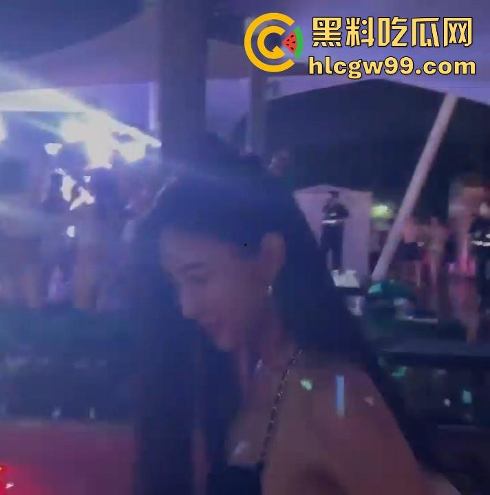 小编推荐!特斯拉车友会变淫趴,女车友们千里送逼,饭桌上就已耐不住主动互舔,海量不雅私拍流出,很有看点。-8