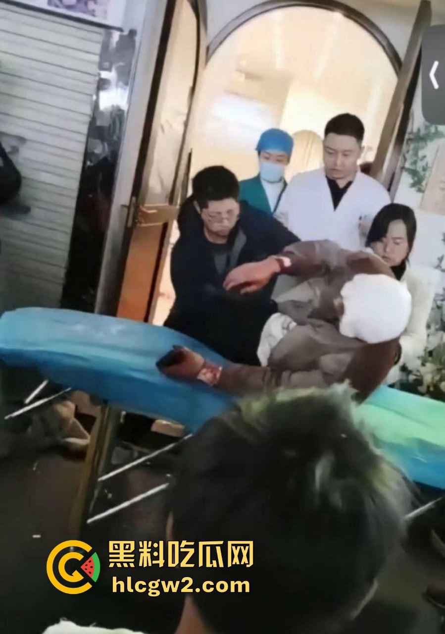 新乡大学城狗男女偷情惨遭爆锤 已婚男店主勾搭有夫之妇 结果被正主带人打趴奸夫淫妇 血溅女装店!-9