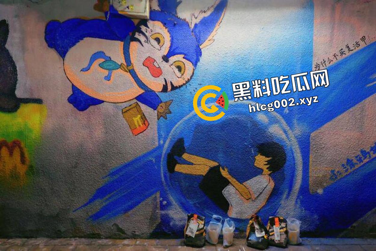 人神共愤!黄毛精神小伙偷吃胖猫贡品 微信群破口大骂毫无下限 现场视频-1