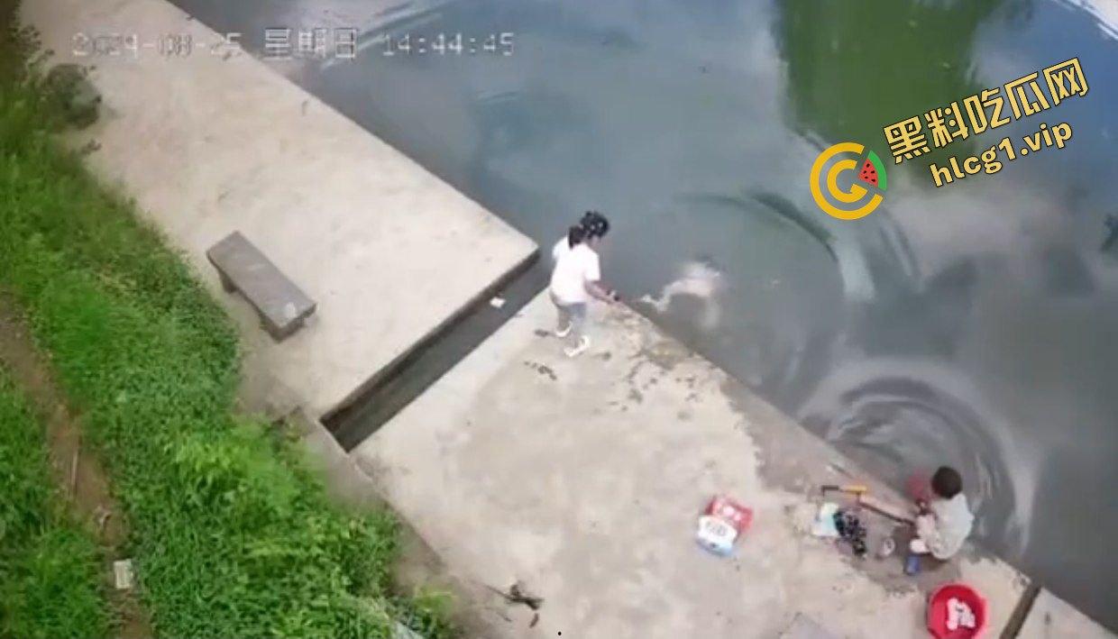 浙江儿童小女孩 与2个伙伴河边玩耍 不慎落水！4分钟后救起！-5