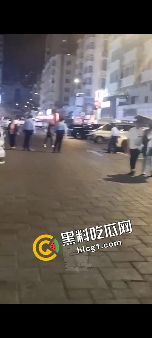哈尔滨中央大街枪击事件!男子持刀劫人抢车 警察连开五枪未能制服 现场视频流出-1