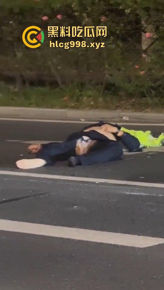 宁波10月10日深夜飙车狂徒闯红灯撞飞辅警!摩托车主嚣张逃逸毫发无损!-6