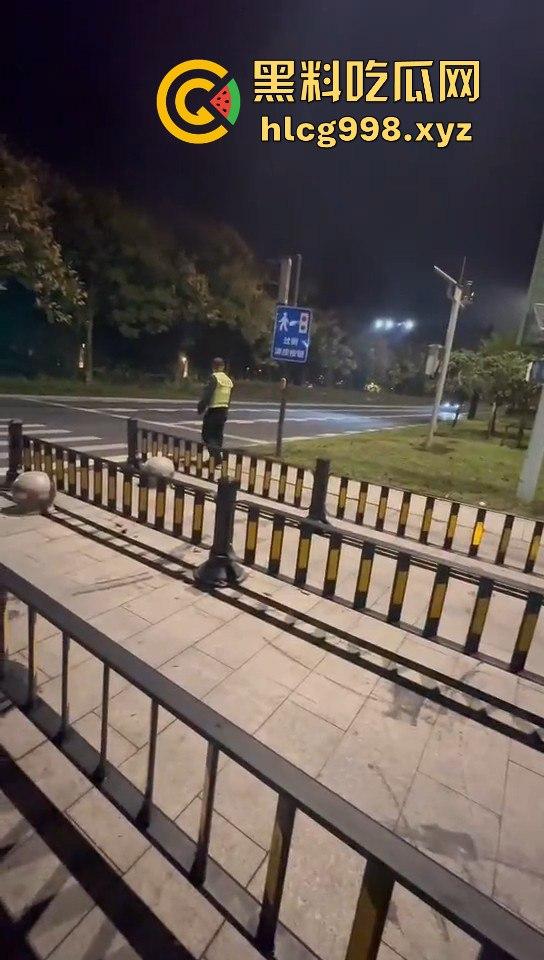 宁波10月10日深夜飙车狂徒闯红灯撞飞辅警!摩托车主嚣张逃逸毫发无损!-8