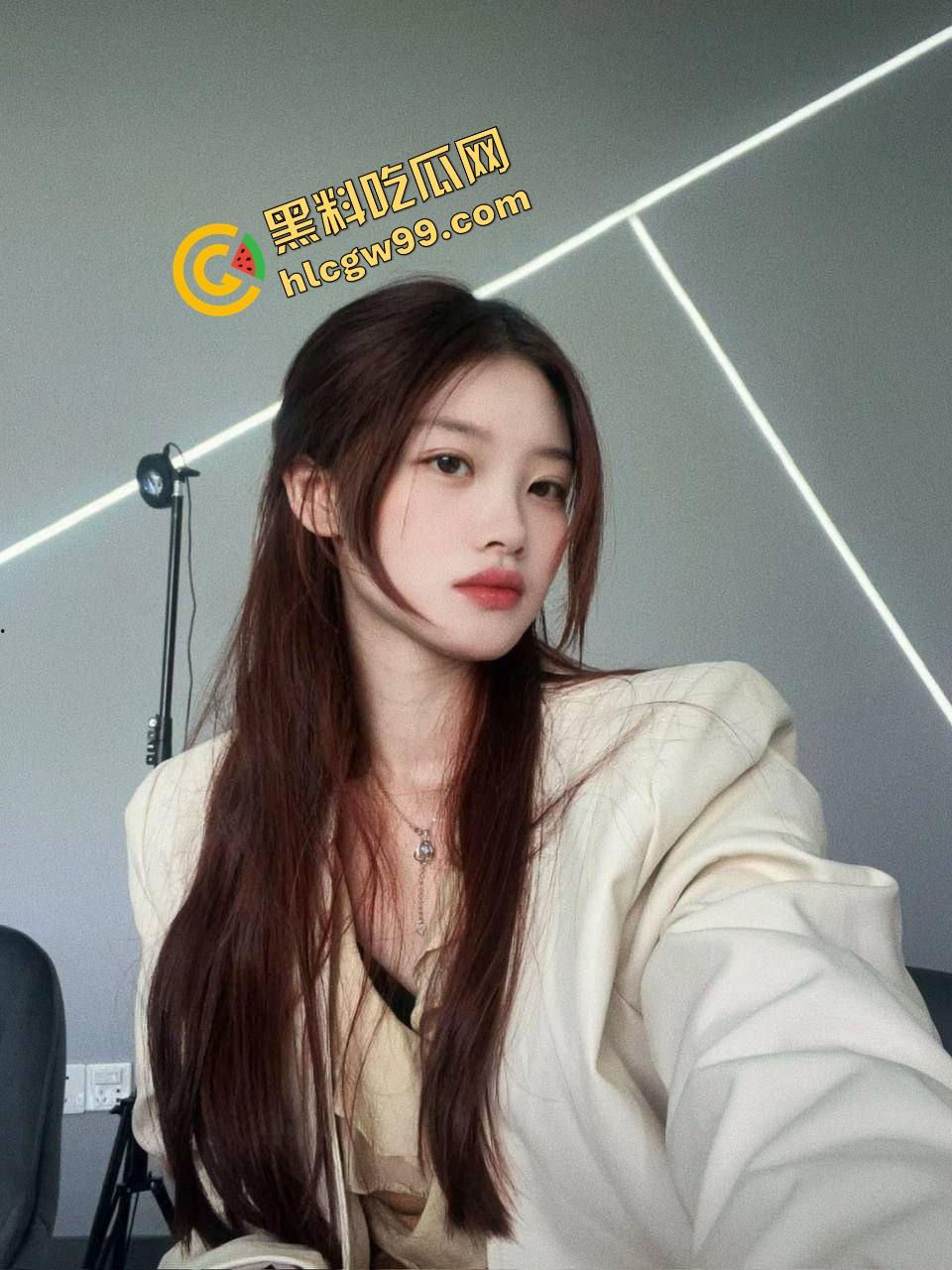 成都理工大学反差骚鸡【余紫琪】趁宿舍没人玩诱惑露出，淫荡口交酒店约炮暴插嫩体！独家曝光流出！-2