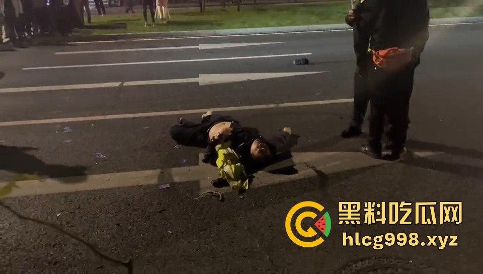 宁波10月10日深夜飙车狂徒闯红灯撞飞辅警!摩托车主嚣张逃逸毫发无损!-12