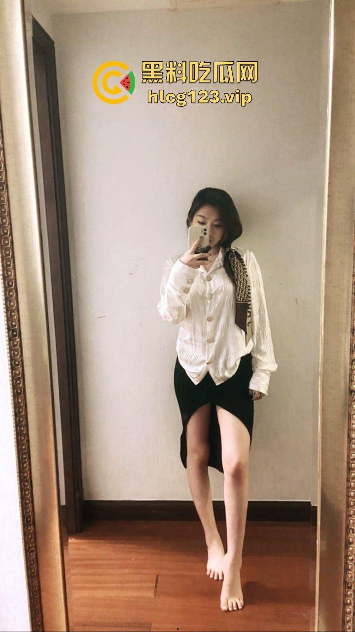 『李菲菲』床上风骚演绎！山东财经大学留学生的性爱视频泄密，吃鸡喷水让人看直了眼-1