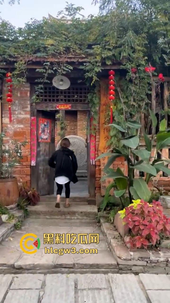 人不要脸至贱无敌!河南老逼登欠债不还 女子无奈当街嚎啕大哭下跪讨钱 欠钱的都是大爷!-3