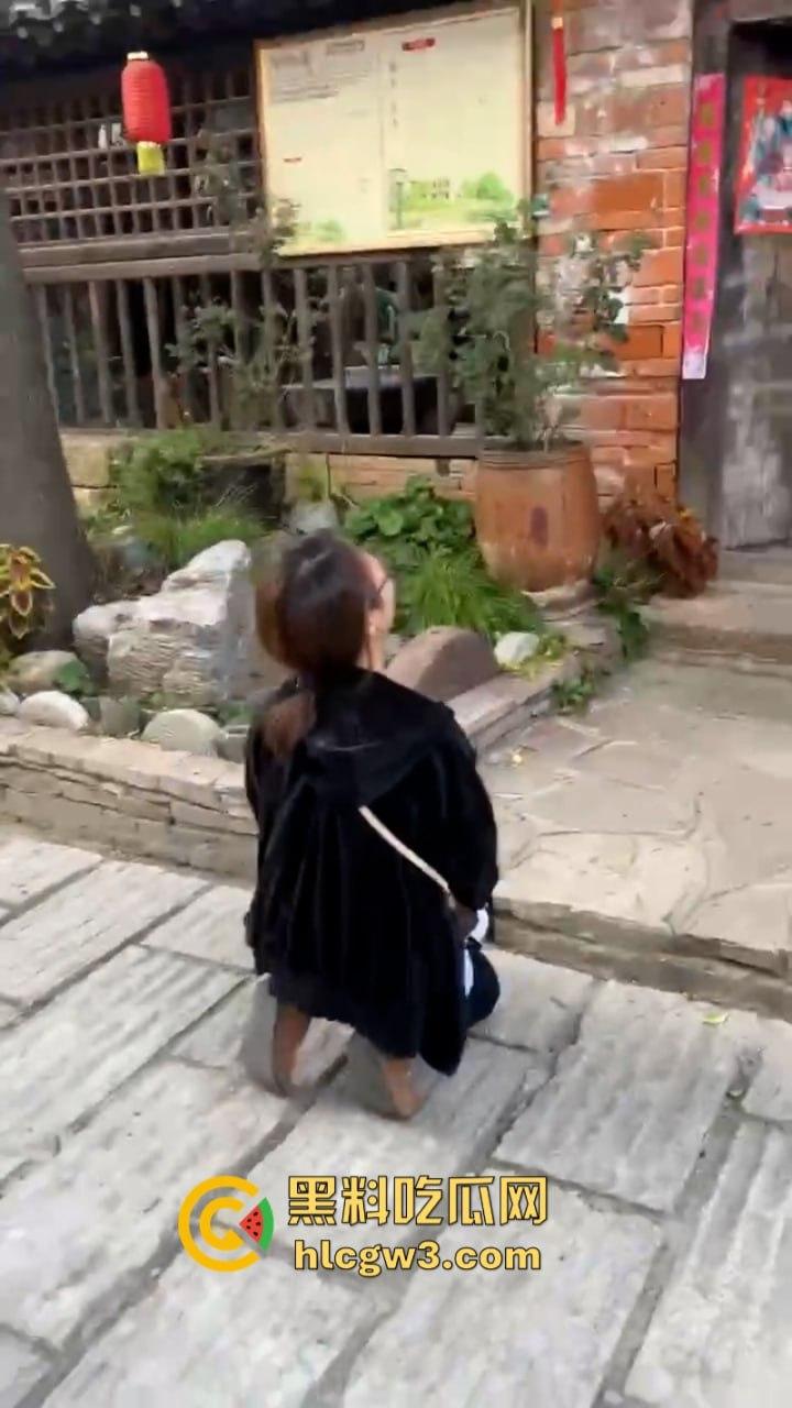 人不要脸至贱无敌!河南老逼登欠债不还 女子无奈当街嚎啕大哭下跪讨钱 欠钱的都是大爷!-5