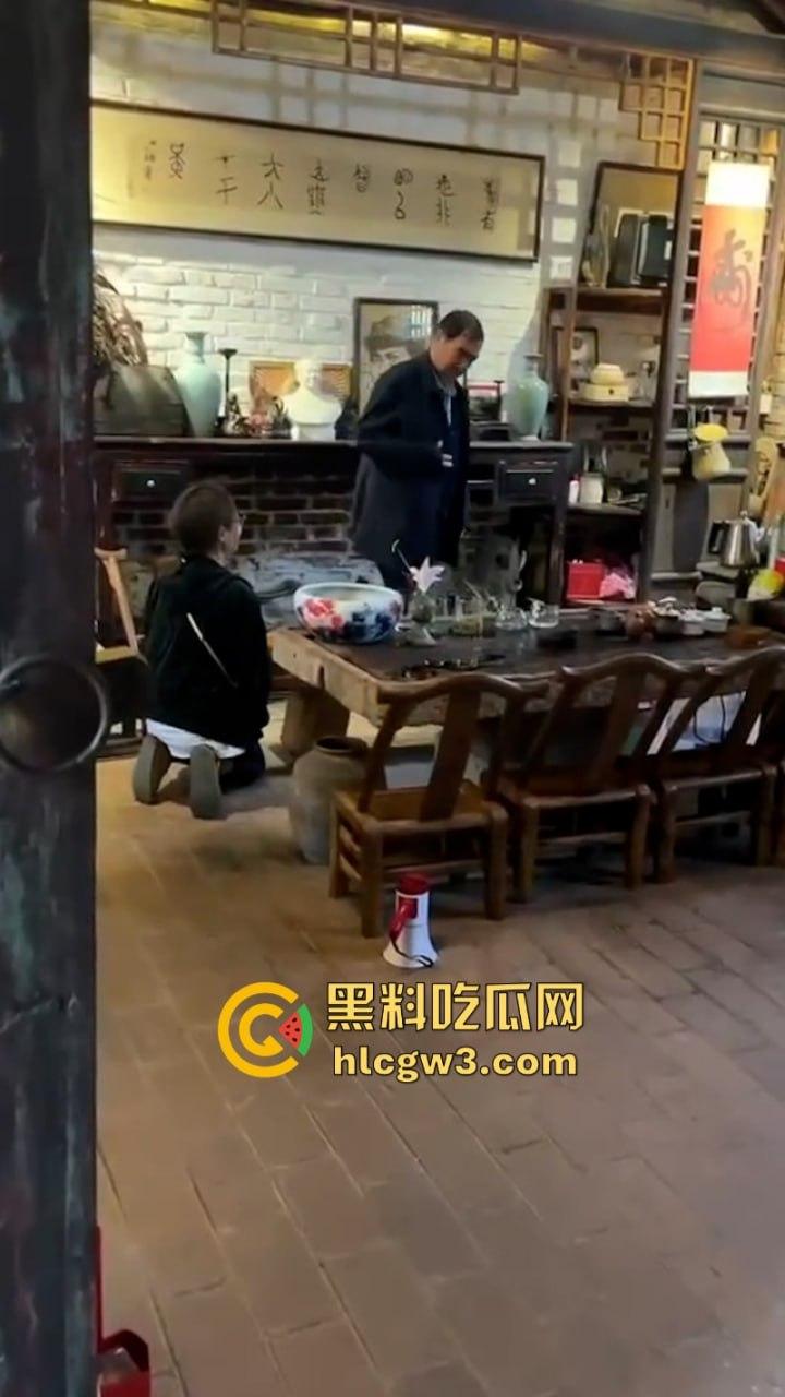 人不要脸至贱无敌!河南老逼登欠债不还 女子无奈当街嚎啕大哭下跪讨钱 欠钱的都是大爷!-8