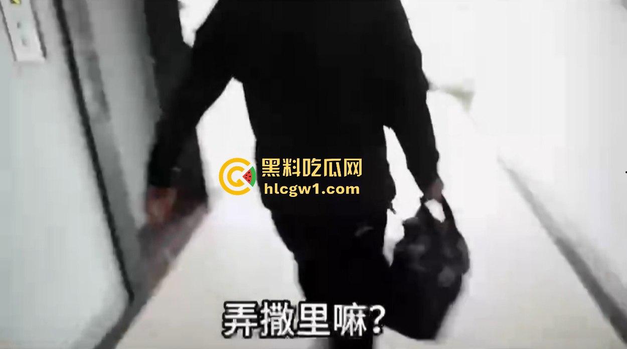 汉中市开锁师傅开门无辜撞见绿油油现场，绿帽现场捉奸，奸夫淫妇正骑马大战，老婆慌得连B都夹紧了！-1