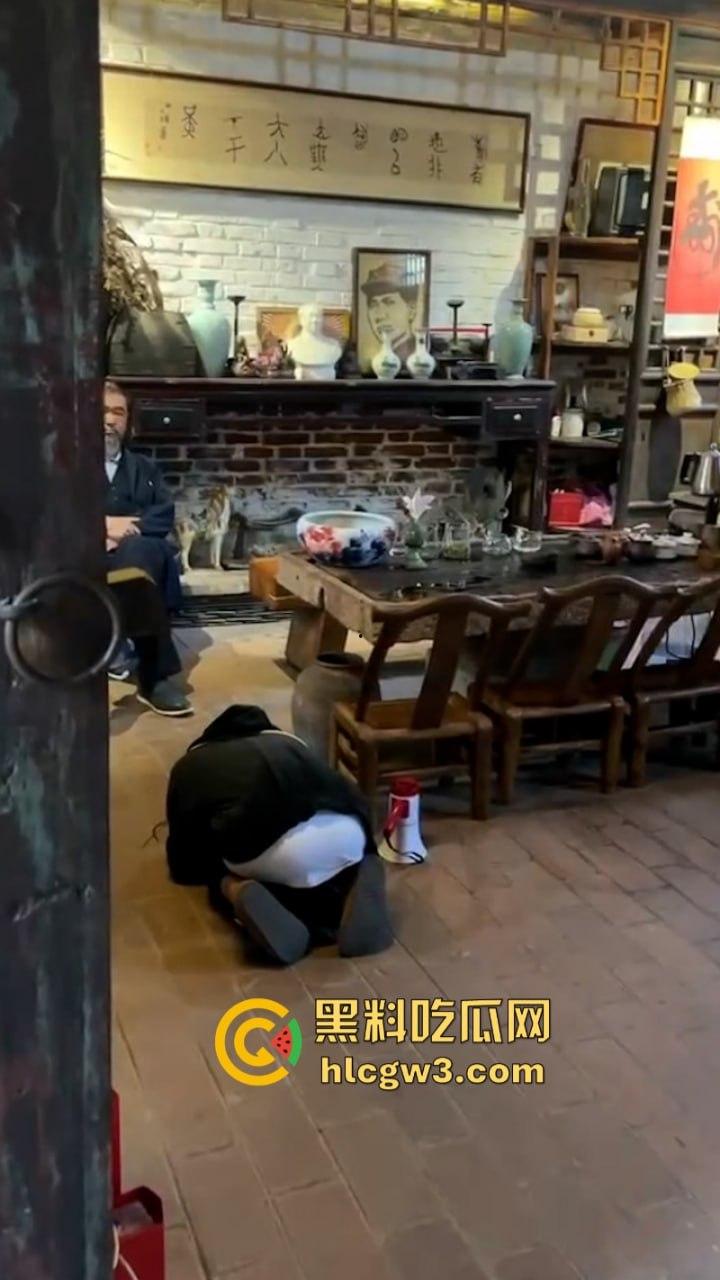 人不要脸至贱无敌!河南老逼登欠债不还 女子无奈当街嚎啕大哭下跪讨钱 欠钱的都是大爷!-10