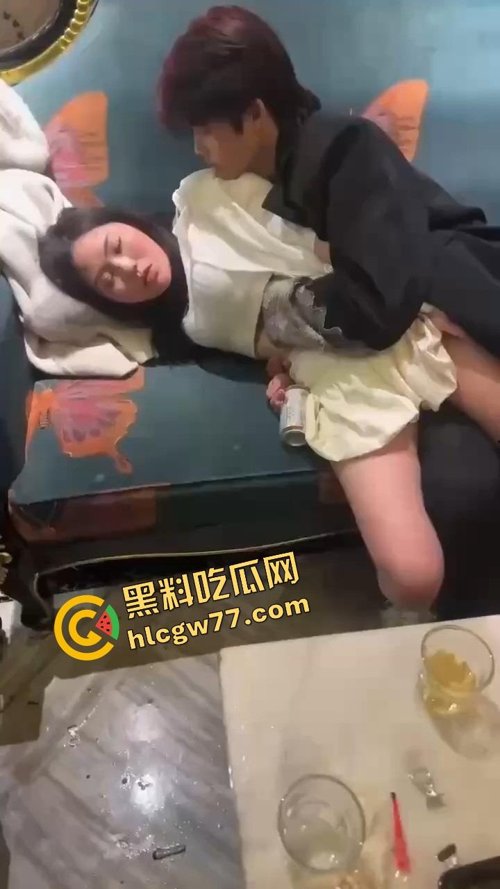 KTV好女孩装醉不拒摸,口口声声说没喝多,下一秒瘫沙发上被白摸逼,这不是醉是装给你摸的!-5
