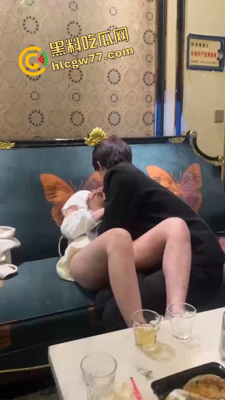 KTV好女孩装醉不拒摸,口口声声说没喝多,下一秒瘫沙发上被白摸逼,这不是醉是装给你摸的!-11