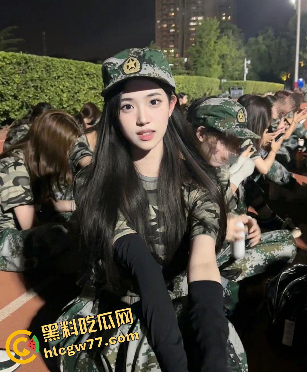 重庆女神学姐『李香』被富二代当玩具轮操,自慰成瘾下体红肿,每晚潮喷三次才睡得着!-4