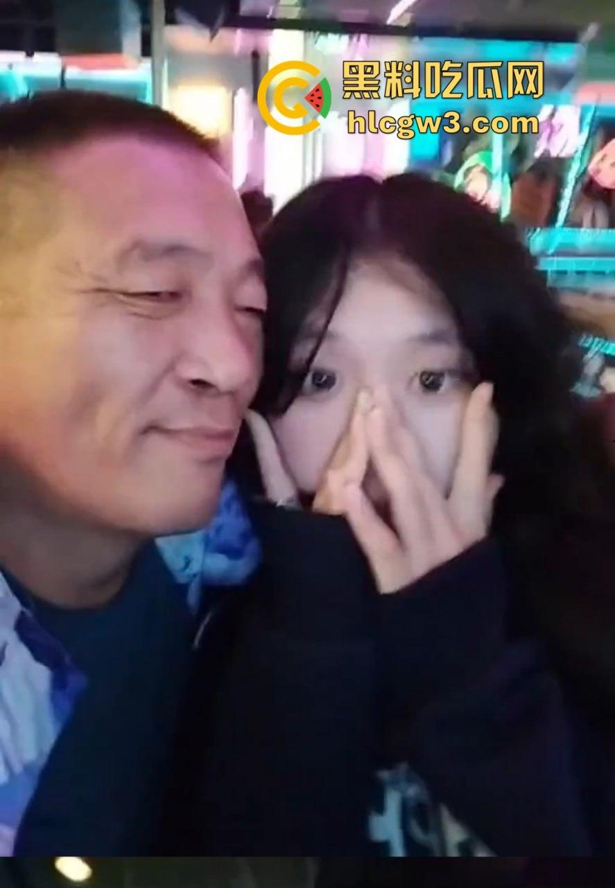 六旬大爷酒吧撩妹成传奇 老牛啃嫩草不落牙,天天换妹打啵亲到腿软 60岁活成20岁的模样!-2