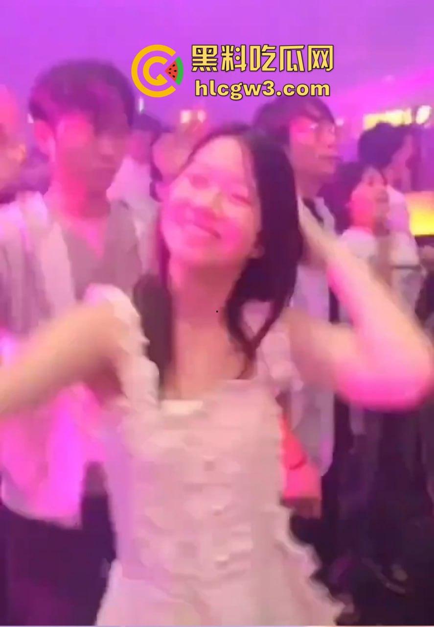 六旬大爷酒吧撩妹成传奇 老牛啃嫩草不落牙,天天换妹打啵亲到腿软 60岁活成20岁的模样!-3