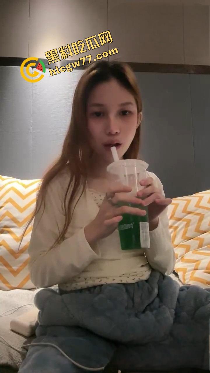 清纯白虎美女 酒店寂寞难耐直播自慰 张开修长黑丝美腿 双指熟练的猛扣骚穴 表情十分淫骚！-2