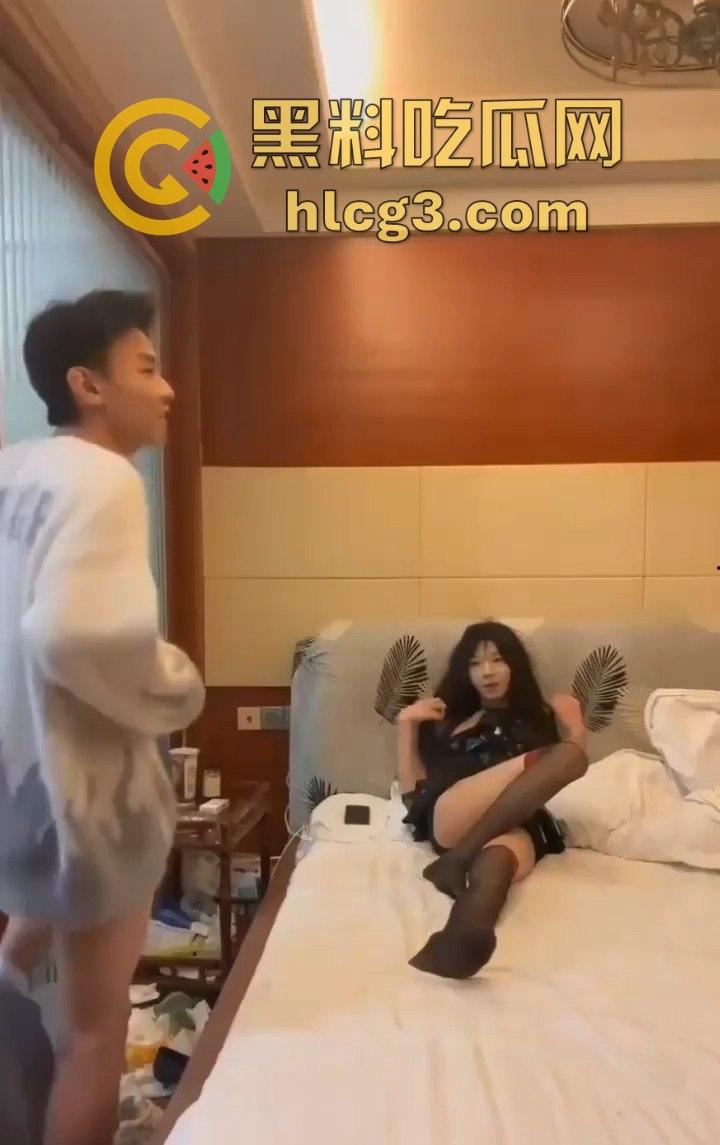 重庆人妖伪娘莎莎与TS姐妹戏弄19岁纯情小哥哥!黑丝大屌萌妹想被爆菊未果!小伙哭着说硬不起来 !-7