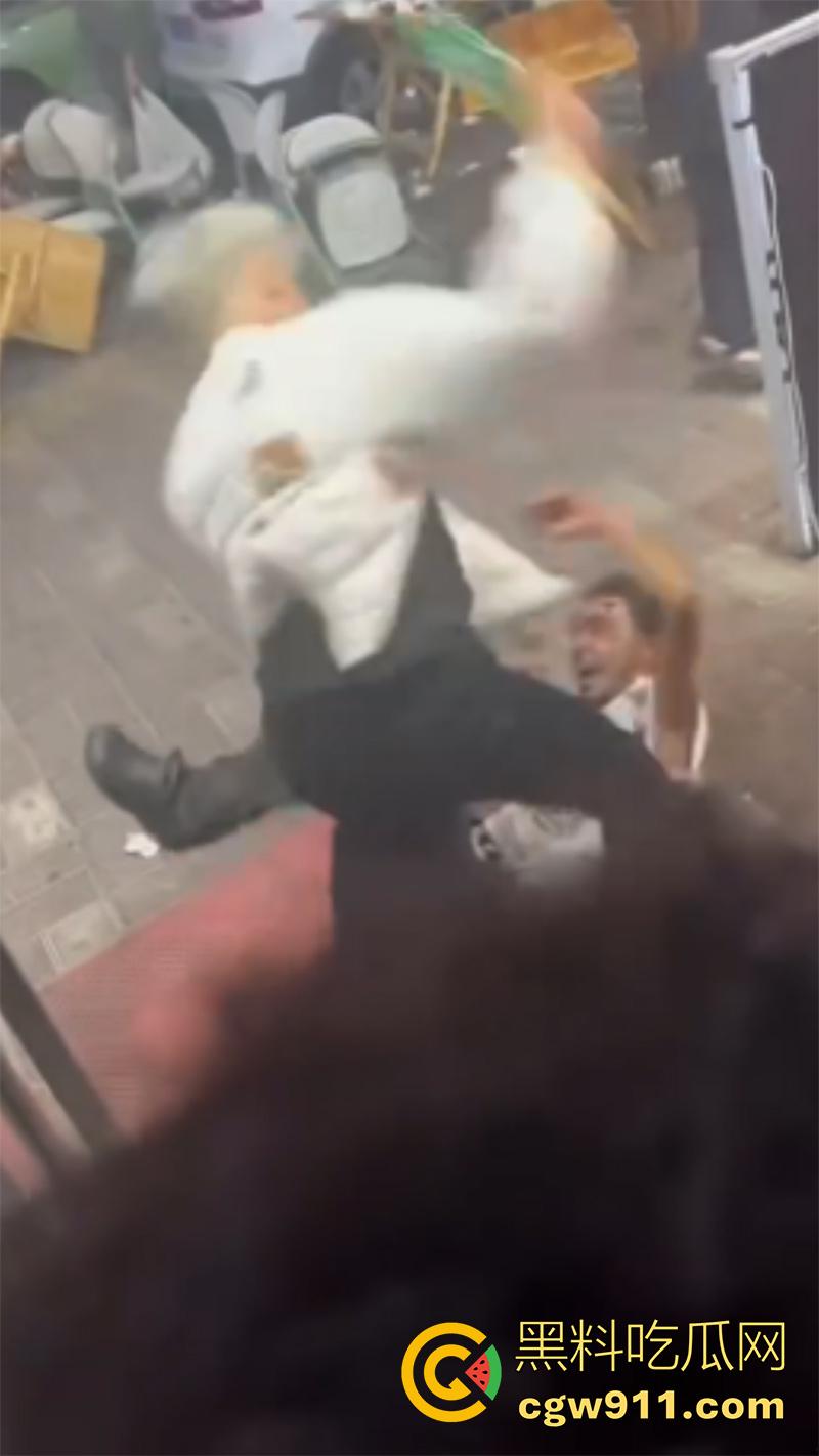 东莞金沙湾外卖员大战,嚣张小哥辱骂店主,儿子气不过叫人群殴,两方多人混战,当代古惑仔啊!-2