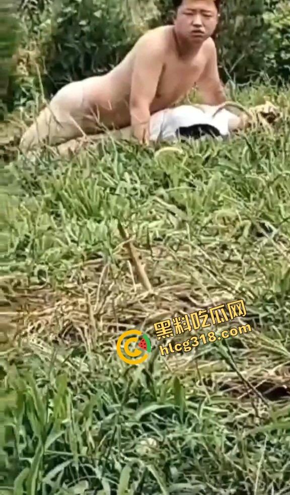 黄毛精神小伙带着骚货小妹户外野战被偷拍，猪头焖子都有逼能操，而你我的朋友你在干嘛？-5