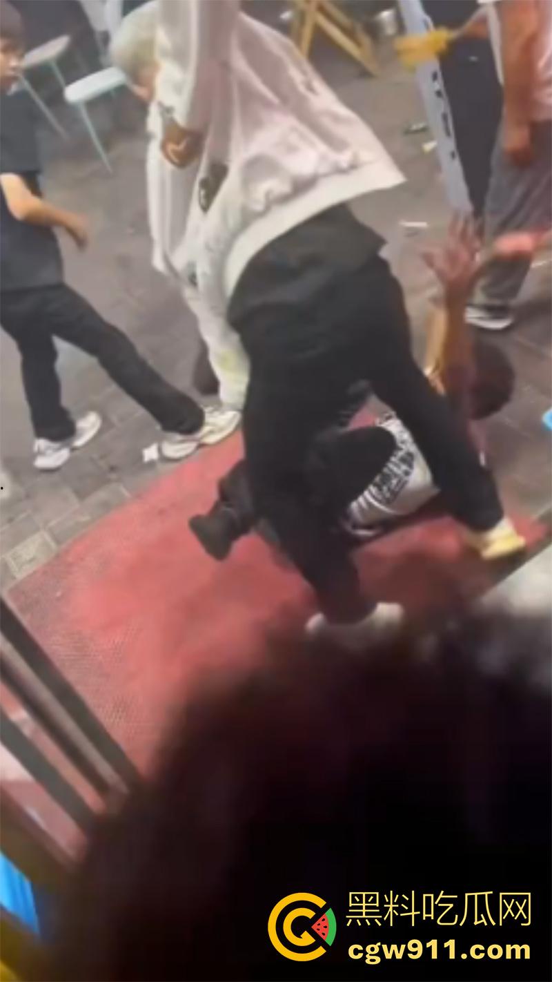 东莞金沙湾外卖员大战,嚣张小哥辱骂店主,儿子气不过叫人群殴,两方多人混战,当代古惑仔啊!-3