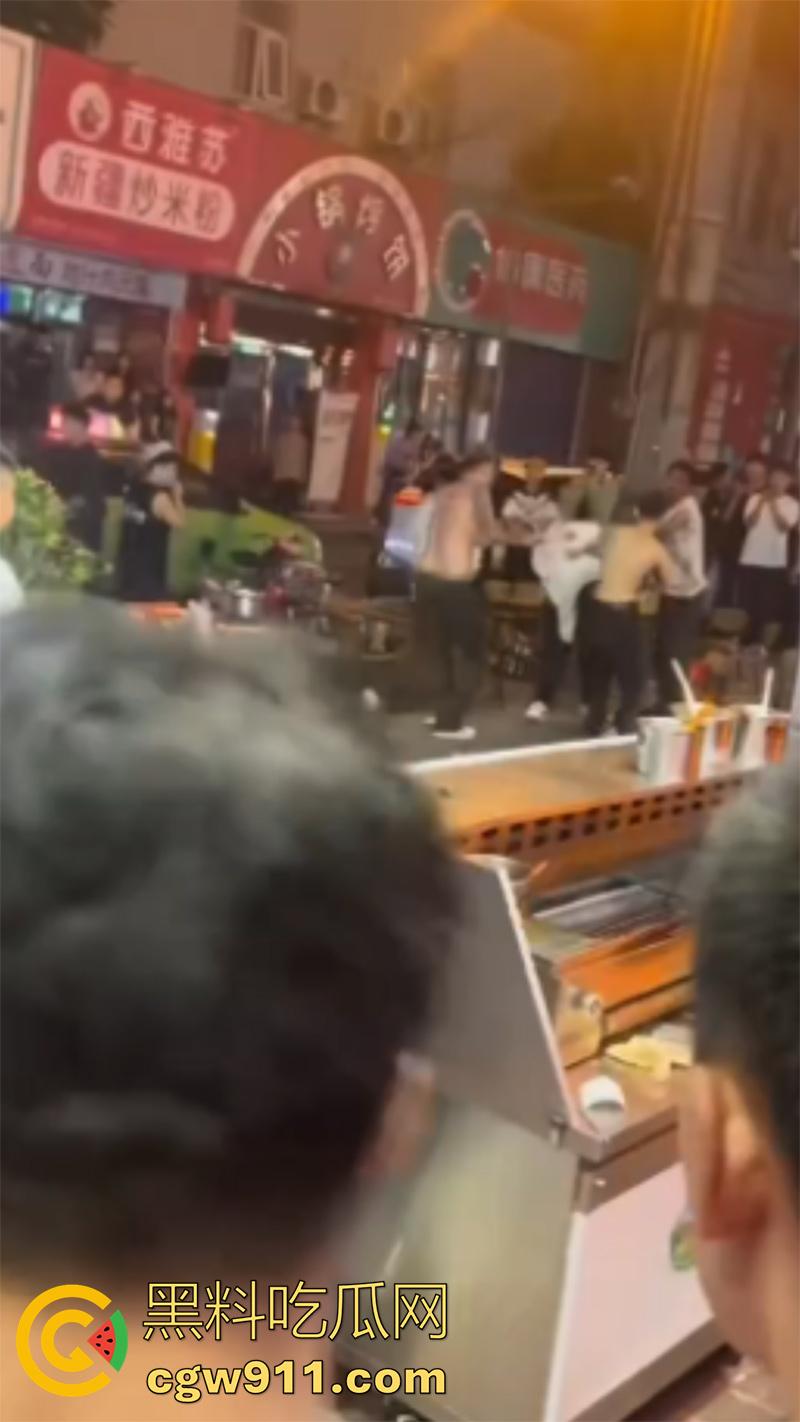 东莞金沙湾外卖员大战,嚣张小哥辱骂店主,儿子气不过叫人群殴,两方多人混战,当代古惑仔啊!-6