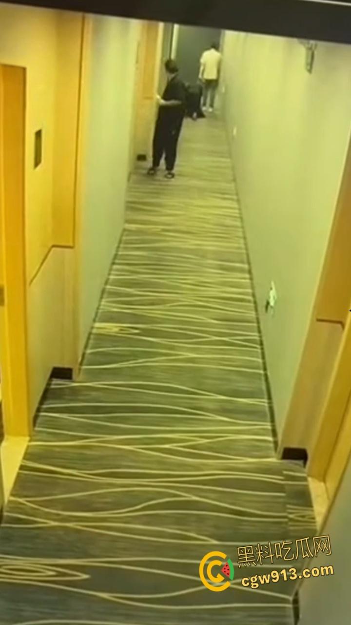 酒店监控拍下吾辈楷模,男子牵狗链,黑群女子像狗爬行,路过群众惊掉下巴,奇葩任务引爆字母圈 !-7