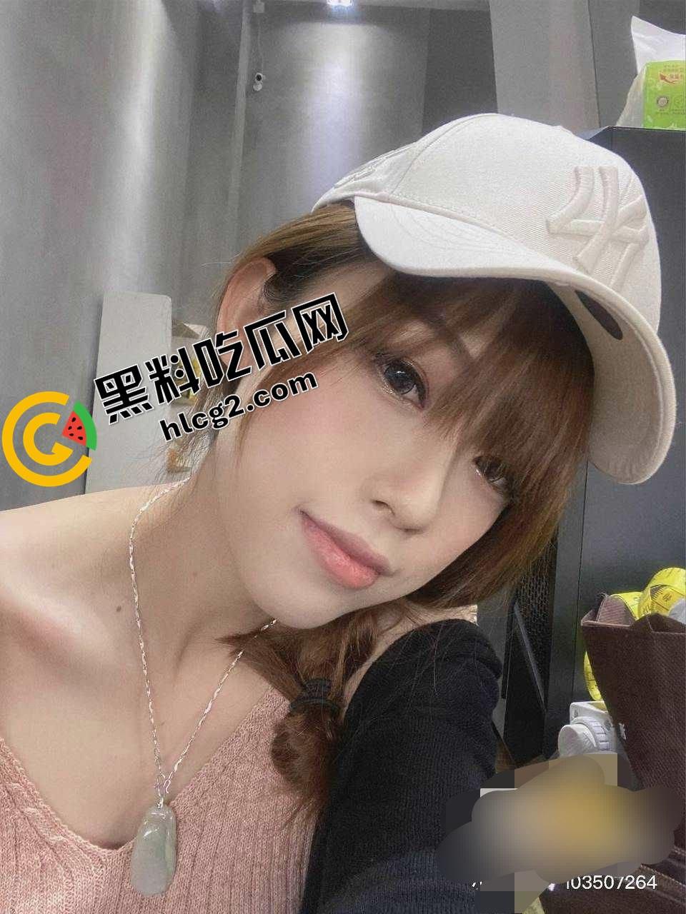 瓜友小红书上约的珠海极品女神 爱运动还参加过马拉松 没想到床上这么淫荡 深情舔屌的眼神太迷人了！-6