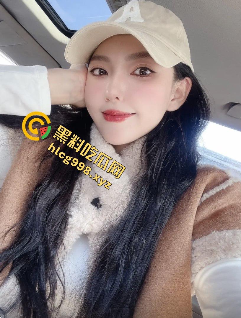 抖音1万粉丝小网红【偷走一头猪猪】!清秀女神转型黄播,啤酒瓶激情自慰,长腿裸舞跳得你直上头!-9