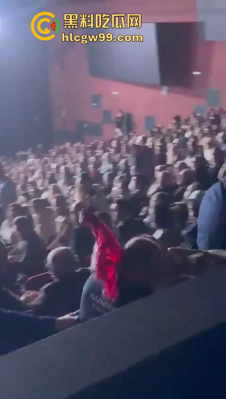 欧洲爱国者峰会再添骚乱！赤裸上身女权人士冲进了会场抗议，抗议内容写在奶子上，这点好评。-3