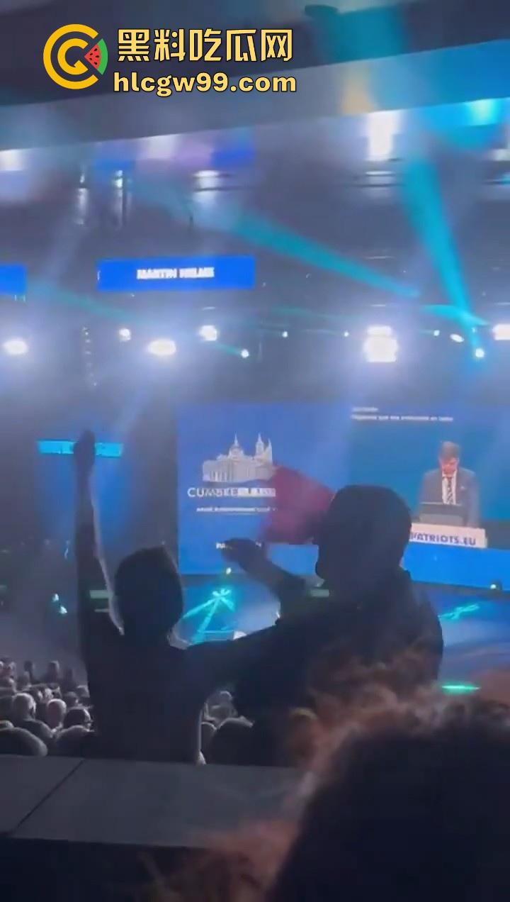 欧洲爱国者峰会再添骚乱！赤裸上身女权人士冲进了会场抗议，抗议内容写在奶子上，这点好评。-4