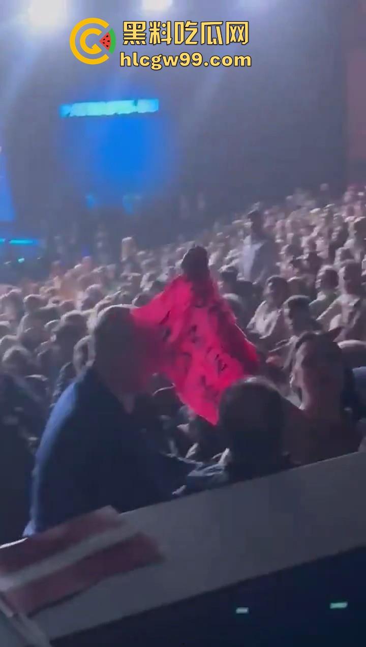 欧洲爱国者峰会再添骚乱！赤裸上身女权人士冲进了会场抗议，抗议内容写在奶子上，这点好评。-5