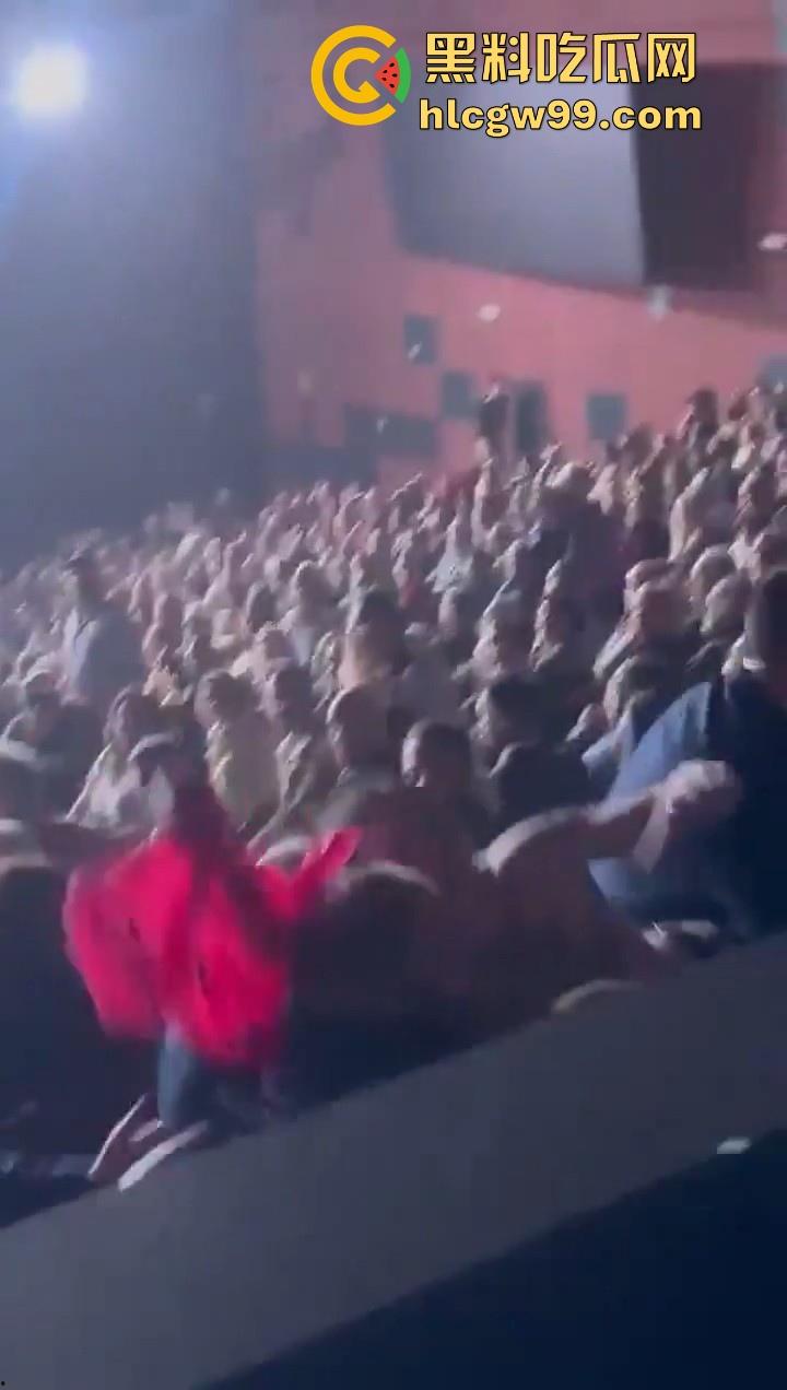 欧洲爱国者峰会再添骚乱！赤裸上身女权人士冲进了会场抗议，抗议内容写在奶子上，这点好评。-6